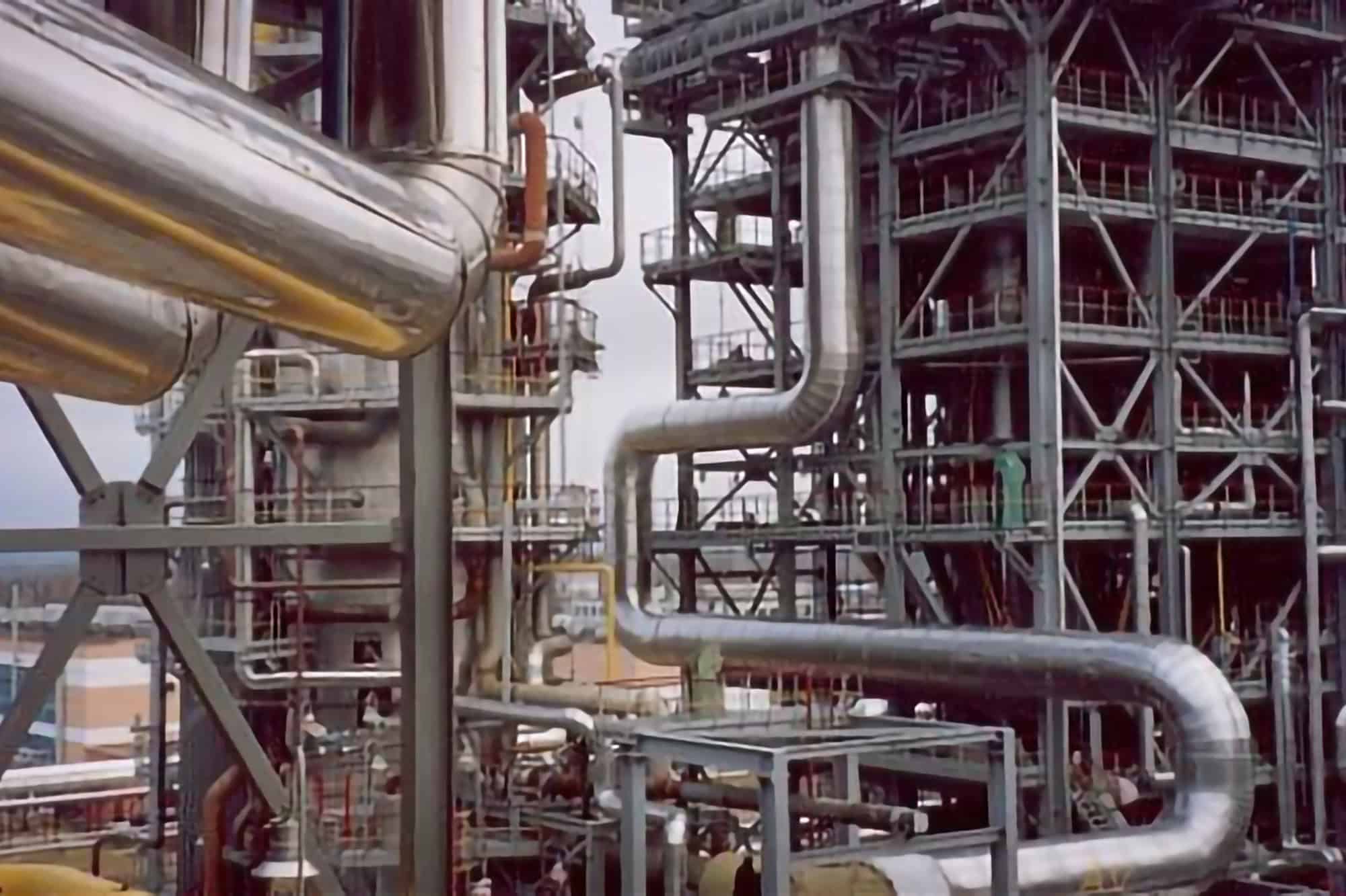 Uzina de procesare a păcurii din Dzerzhinsk avansează către expertiza de stat