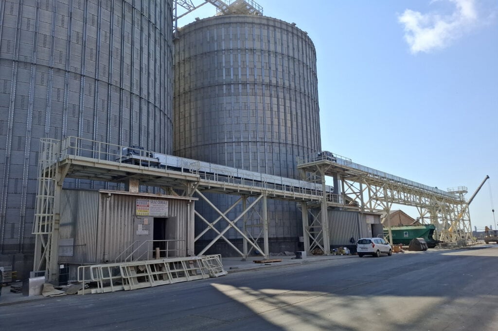 Platformă integrată de descărcare a îngrășămintelor și sistem de groapă pentru vagoane de cale ferată